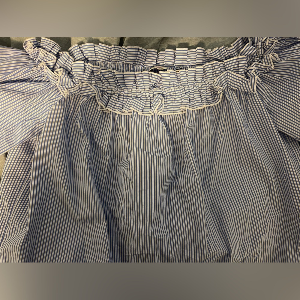 NWOT Vineyard vines, blue & white stripe off the shoulder shirt. Size XL.